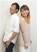 「ホントにキュート、このままで完璧」と岸谷（きしたに）五朗さん（左）に褒められ、照れ笑いの島袋寛子さん＝２０１５年７月９日、東京都新宿区（荻窪佳撮影）