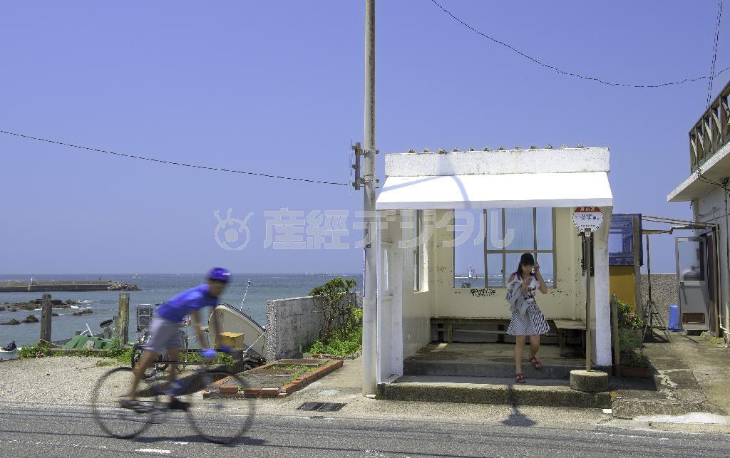 これぞ海辺のバス停。真っ白な待合所がまぶしい＝２０１５年７月１１日、神奈川県三浦郡葉山町の真名瀬バス停（渡辺照明撮影）