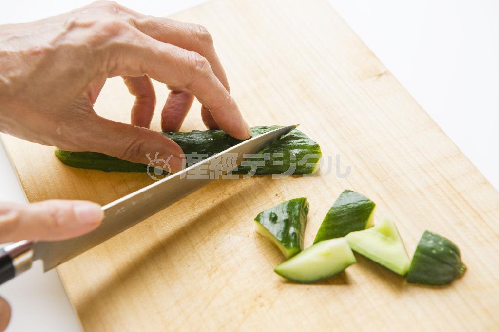 火を通す炒めものには食感を残せるように乱切りに（松下二郎さん撮影）