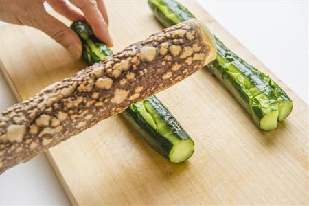 表面積を大きくして味を染みやすくする（松下二郎さん撮影）