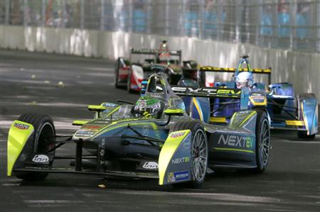 ロンドンで開催された「フォーミュラＥ」の今季最終戦で爆走するネルソン・ピケＪｒ．選手のマシン。レース界のサラブレッドである彼が総合優勝に輝き、レースを盛り上げたが、爆音も出さず環境に優しい電気自動車（ＥＶ）が爆走する市街地公道レースは、本家フォーミュラ１（Ｆ１）を追い抜く人気を獲得しそうだ＝２０１５年６月２８日、英国（ＡＰ）