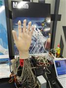 筋肉が動く際に出る電流を感知して動く義手