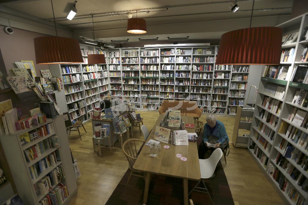ロンドン・レビューの店内。書店というよりも図書館の雰囲気に近く、併設のカフェと合わせて「大人の知的遊技場」といった感じだ＝２０１５年６月２６日、英国・首都ロンドン（ＡＰ）