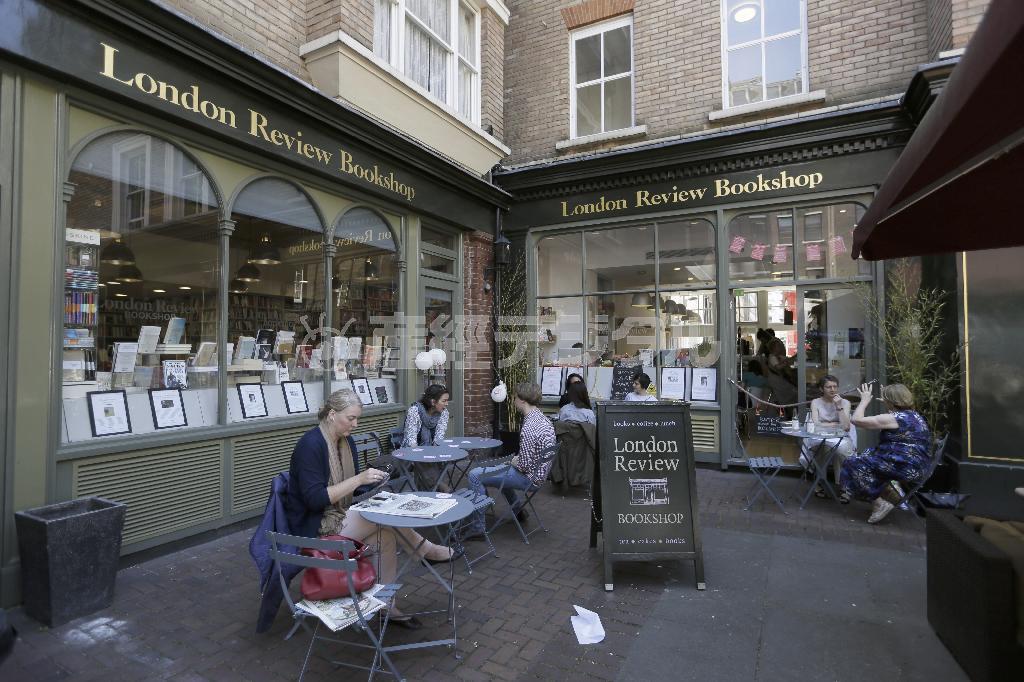 ロンドン・レビューの中庭。観光客にも地元の人にも、一息つくには格好の場所である＝２０１５年６月２６日、英国・首都ロンドン（ＡＰ）