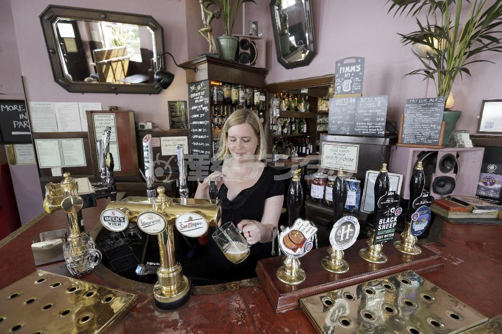 ブルームズベリーの有名パブ、デューク・オブ・ヨークの店内。多種多様なビールが用意されている＝２０１５年６月２６日、英国・首都ロンドン（ＡＰ）