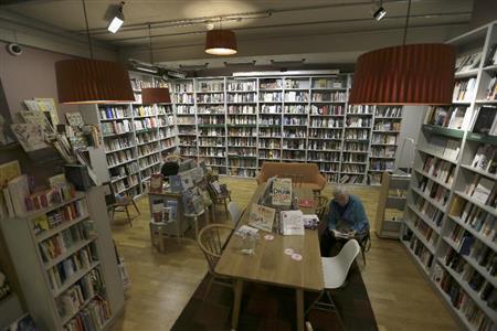 ロンドン・レビューの店内。書店というよりも図書館の雰囲気に近く、併設のカフェと合わせて「大人の知的遊技場」といった感じだ＝２０１５年６月２６日、英国・首都ロンドン（ＡＰ）