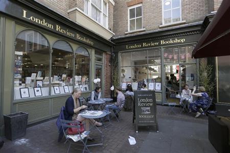 ロンドン・レビューの中庭。観光客にも地元の人にも、一息つくには格好の場所である＝２０１５年６月２６日、英国・首都ロンドン（ＡＰ）