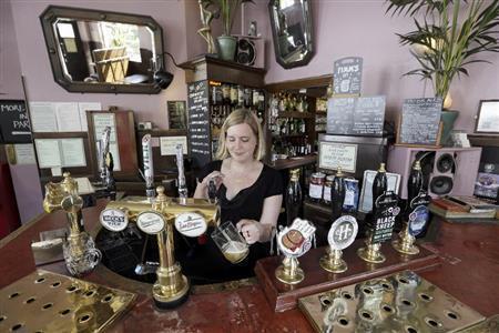 ブルームズベリーの有名パブ、デューク・オブ・ヨークの店内。多種多様なビールが用意されている＝２０１５年６月２６日、英国・首都ロンドン（ＡＰ）