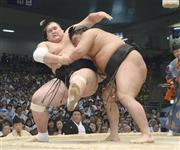 切り返しで全勝の照ノ富士（左）に土をつけた豪栄道＝２０１５年７月１８日、愛知県名古屋市中区の愛知県体育館（共同）