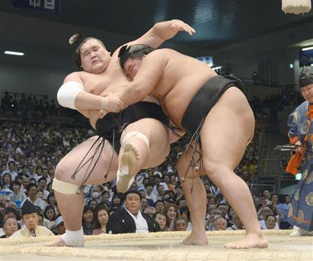 切り返しで全勝の照ノ富士（左）に土をつけた豪栄道＝２０１５年７月１８日、愛知県名古屋市中区の愛知県体育館（共同）