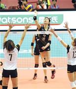 タイ戦の第１セット、スパイクを放つ日本のエース木村沙織（中央）＝２０１５年７月１８日、中国・香港（共同）