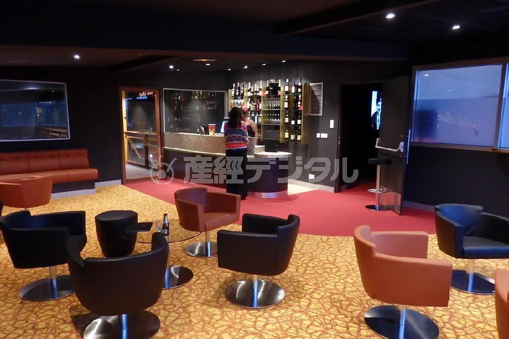 ＶＩＰ席にはラウンジもあります。映画が始まるまでここでゆっくりできます＝２０１５年、バヌアツ（相川梨絵さん提供）
