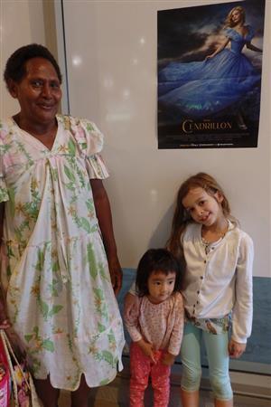 初めて映画館に足を運んだエリアンさん、娘、オーストラリア人のお友達ベスニーちゃんです（左から）＝２０１５年６月２２日、バヌアツ（相川梨絵さん提供）
