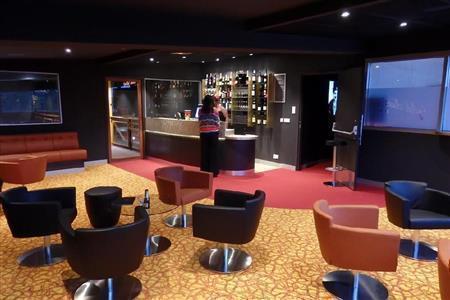 ＶＩＰ席にはラウンジもあります。映画が始まるまでここでゆっくりできます＝２０１５年、バヌアツ（相川梨絵さん提供）