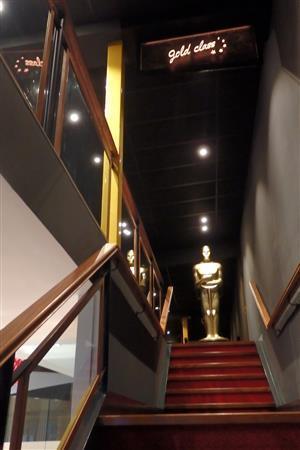 ＶＩＰ席へ続く階段には巨大な“オスカー像”が…＝２０１５年６月２１日、バヌアツ（相川梨絵さん提供）