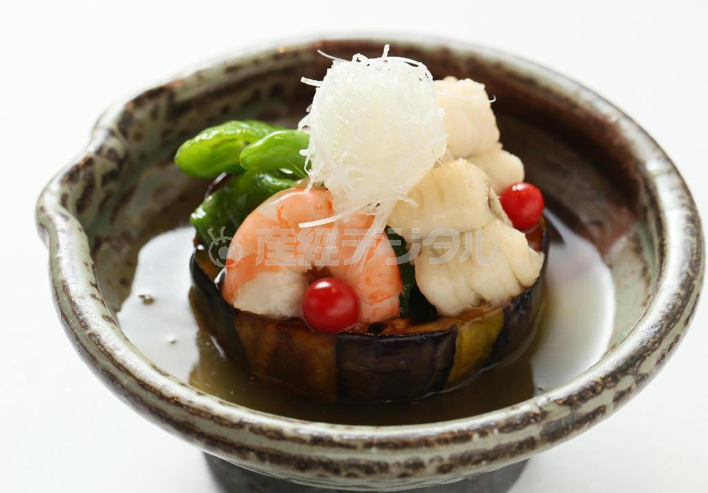 京都・綾部の河北農園の賀茂なすを使った「河北なすと旬菜の共地あんかけ」（１０８０円）は、なすと鱧（はも）が夏を感じさせる逸品＝２０１５年６月２２日、京都市中京区（志儀駒貴撮影）