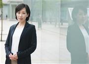 作家の乾ルカさん。父親を見送って、作家としても心境の変化が生まれた。「今まで死者の思いを書いてきましたが、残された人間の『悔い』を書きたいですね」＝２０１５年６月９日（塩塚夢撮影）