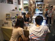 インク工房でインクを混ぜながら、お客の好きな色を作り上げるセーラー万年筆のインクブレンダー、石丸治氏（左から２人目）＝５日、東京都千代田区