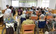 介護サービスの利用者負担が２割になっても、払い戻しが受けられる世帯も。役所からのお知らせには注意したい（写真はイメージです）