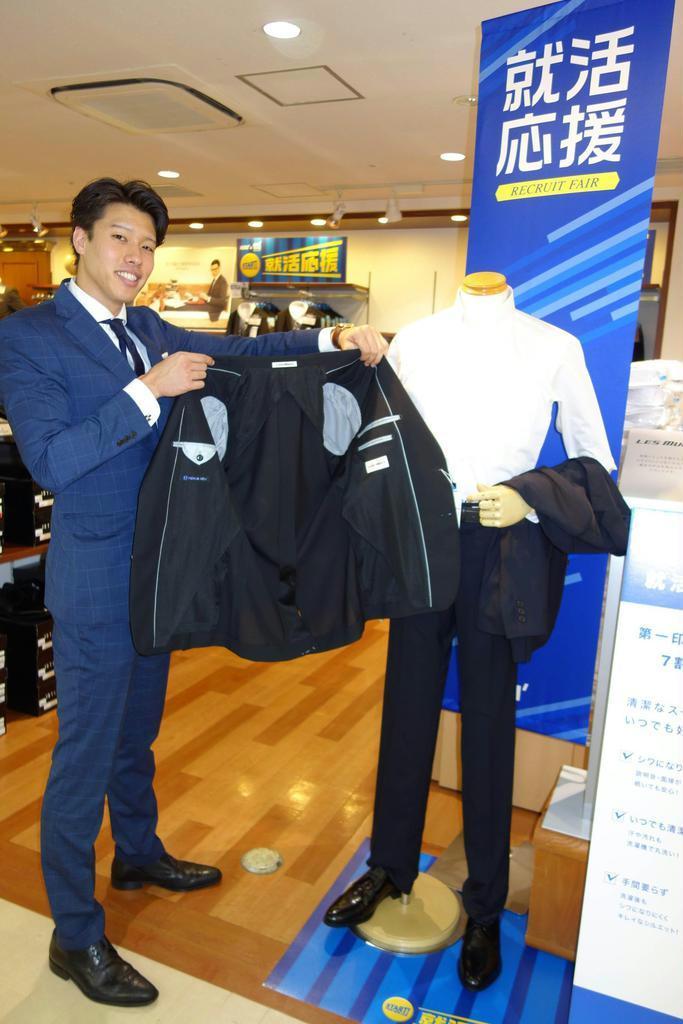 真夏に本格化する大学生の就職活動。今年は洗えるスーツの売り上げが伸びているという＝ＡＯＫＩ横浜港北総本店