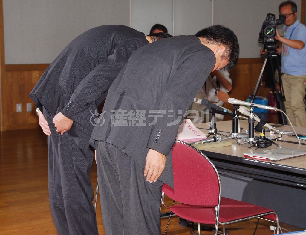 村松亮君がいじめを苦に自殺した問題で、謝罪する中学校の校長（左）ら。いじめは度々国会でも問題になるが、現実から目をそらす観念論が先行する点で集団的自衛権に関する審議に似ている＝２０１５年７月１３日、岩手県紫波郡矢巾町（共同）