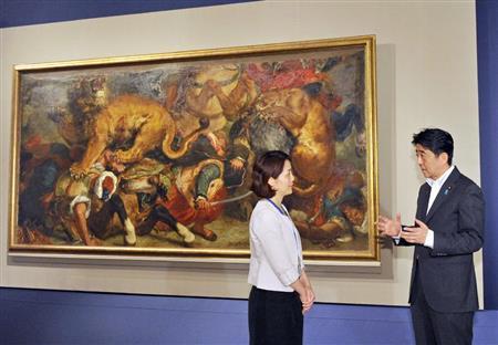 公務を早めに切り上げ、フランス絵画を随行者の説明を聞きながら鑑賞する安倍晋三（しんぞう）首相＝２０１５年７月１日午後、東京都台東区の国立西洋美術館（代表撮影）