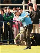 １８番、２打目を放つ松山英樹＝２０１５年７月１８日、英スコットランド・セントアンドルーズ（松永渉平撮影）