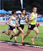 陸上男子５０００メートルで力走する大迫傑（おおさこ・すぐる、中央）は６位で日本新記録を樹立した＝２０１５年７月１８日、ベルギー・ヒュースデンゾルダー（共同）