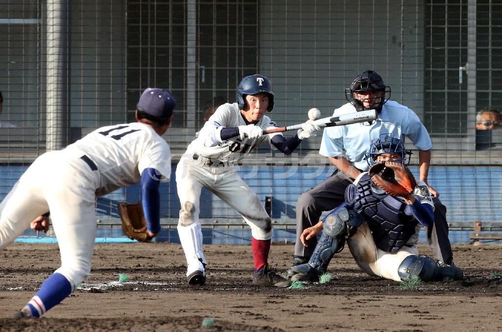 七回にスクイズを決める大阪桐蔭・田中誠也＝２０１５年７月１８日、大阪府大阪市此花区の舞洲ベースボールスタジアム（白鳥恵撮影）