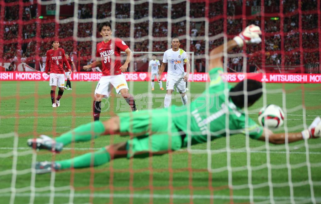 前半でＰＫを蹴るもセーブされる浦和・高木俊幸。ＧＫ・林卓人＝２０１５年７月１９日、埼玉県さいたま市緑区の埼玉スタジアム２００２（小倉元司撮影）
