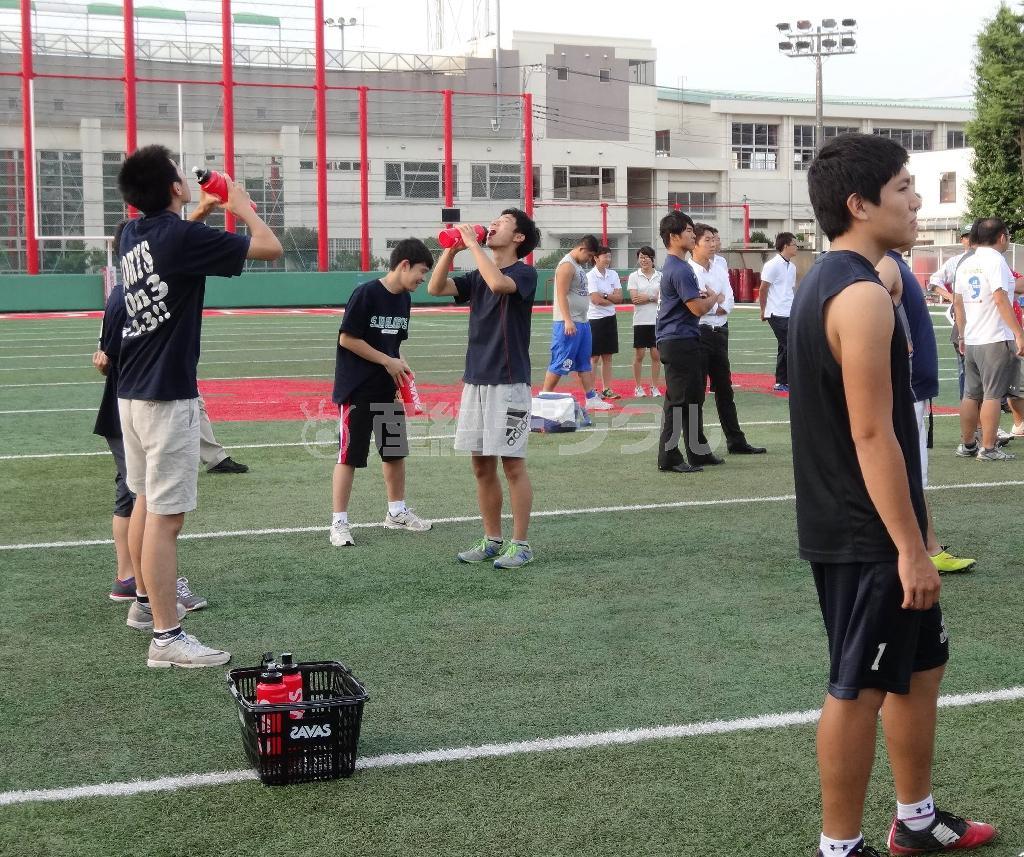 休憩時間にしっかりと水分補給する選手たち（明治提供）