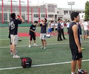 休憩時間にしっかりと水分補給する選手たち（明治提供）