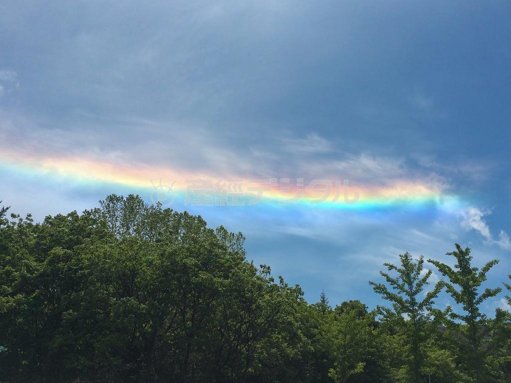 昼過ぎに環水平アークが山にかかった。ほぼ真横に７色が伸びる。山の色彩は豊かだ＝２０１５年６月６日（野口隆史さん撮影、ｉＰｈｏｎｅ５ｓ使用）