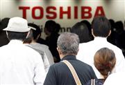 東芝の定時株主総会の会場に向かう株主＝７月２５日、東京都墨田区の両国国技館