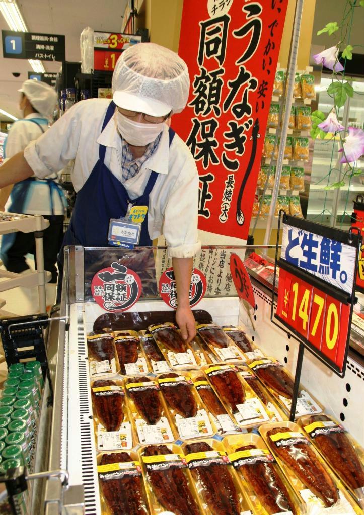 他社の価格をにらみ値引きを行う西友のかば焼き売り場＝東京都北区の赤羽店