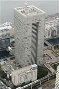 東芝本社が入るビル。かつてはおっとりした社風だったが、ここ３代の社長で利益至上主義がはびこるようになったとされる＝２０１０年３月、東京都港区（共同）