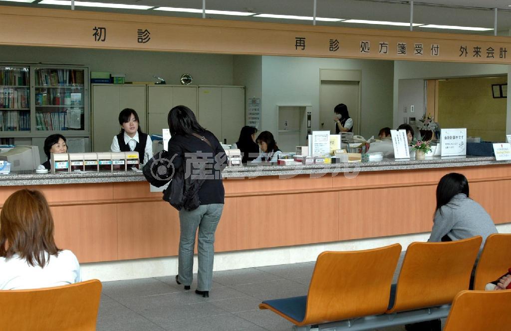 東京都内にある病院の受付窓口。厚生労働省の調査では、カルテの開示を請求した患者は全国で１割にも満たなかった＝２００５年、東京都内（瀧誠四郎撮影）