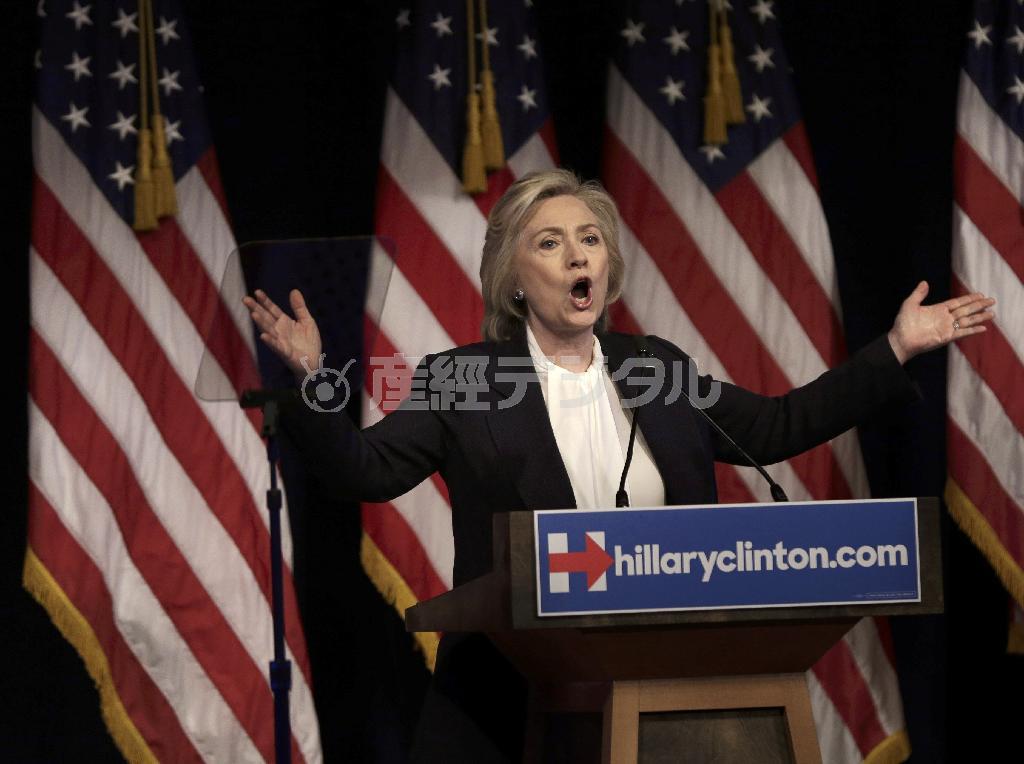 米ニューヨークのニュースクール大学で行った演説で、舌鋒鋭く共和党の経済政策を批判するヒラリー・クリントン前国務長官＝２０１５年７月１３日（ＡＰ）