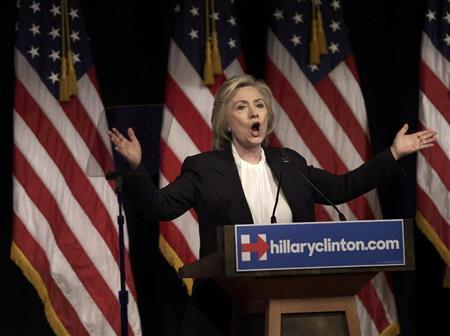 米ニューヨークのニュースクール大学で行った演説で、舌鋒鋭く共和党の経済政策を批判するヒラリー・クリントン前国務長官＝２０１５年７月１３日（ＡＰ）