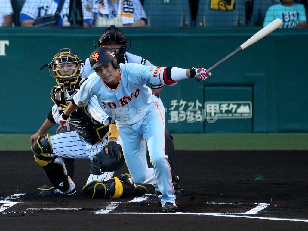 阪神戦の一回、適時打を放った巨人の坂本勇人＝２０１５年７月２０日、兵庫県西宮市・甲子園（白鳥恵撮影）