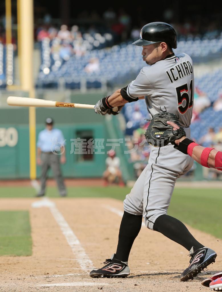 フィリーズ戦の八回、勝ち越しの中前適時打を放つマーリンズのイチロー＝２０１５年７月１９日、米ペンシルベニア州フィラデルフィア（共同）