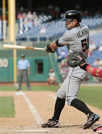 フィリーズ戦の八回、勝ち越しの中前適時打を放つマーリンズのイチロー＝２０１５年７月１９日、米ペンシルベニア州フィラデルフィア（共同）