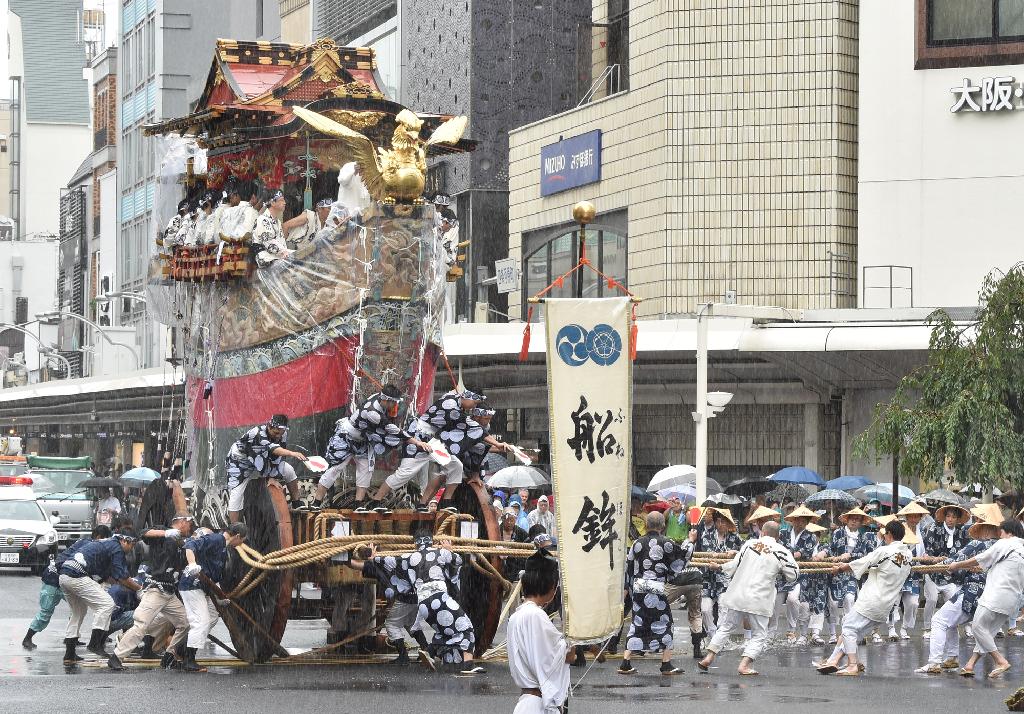 四条河原町の交差点で、鉾の向きを９０度転換させる豪快な辻回しを行う船鉾（ふねほこ）＝２０１５年７月１７日午前１１時５７分、京都市下京区（竹川禎一郎撮影）