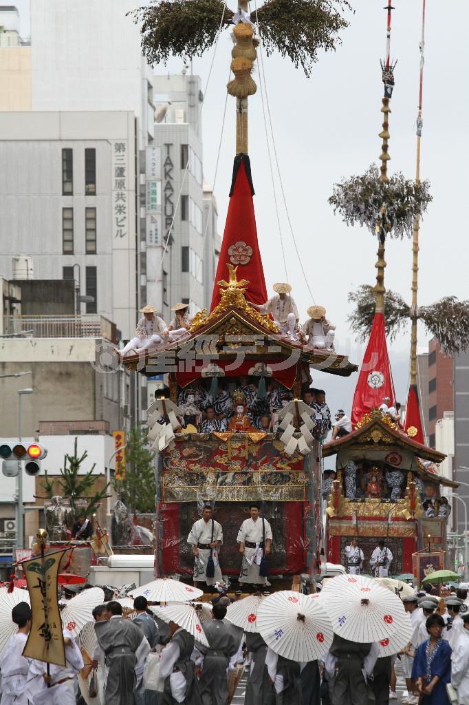 時折降る雨の中、長刀鉾（ながなたぼこ）を先頭に祇園祭前祭（さきまつり）の山鉾巡行（やまほこじゅんこう）がスタートした＝２０１５年７月１７日、京都市（田中幸美撮影）