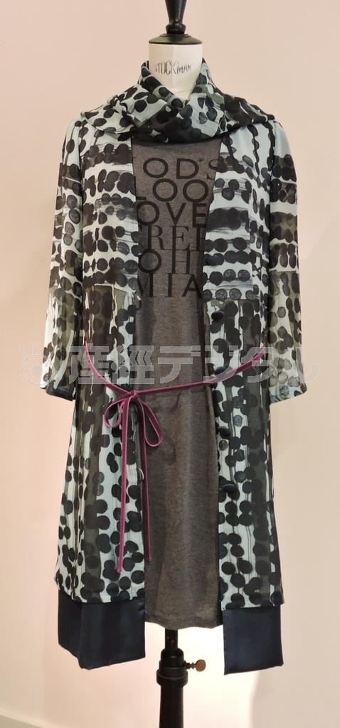 カットソー素材のワンピース「ＨＯＶＥ」（１万７０００円）をインナーに、水彩画タッチのラインドットプリント柄のシフォン素材のワンピース「ＳＴＥＰＨ」（４万９０００円）を前あきで重ね着。ベルベットリボンの差し色が全体を引き締める＝２０１５年７月１０日、東京都渋谷区（藤沢志穂子撮影）
