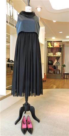 ブルーのサテンストレッチ生地のブラウスと、パニエ風にチュールを重ねたドレスにラビットファーのアクセサリーが付いたセットアップドレス「ＬＹＲＩＡ」（５万８０００円）＝２０１５年７月１０日、東京都渋谷区（藤沢志穂子撮影）