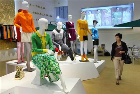 江蘇省南京市で行われた服装博覧会に並ぶ衣料品。中国では経済発展とともに衣料品の需要は増えているが、不要になった後の再利用はまだシステムが整っていない状態だ（中国新聞社）