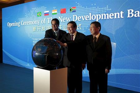 ２１日、中国・上海で開かれた「新開発銀行」の開業式典に出席した（左から）クンダプル・カマス総裁、中国の楼継偉財政相、楊雄上海市長（ロイター）