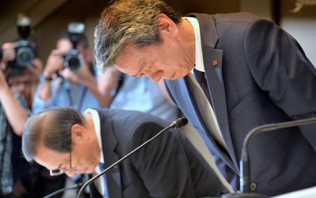 利益水増し問題についての会見で頭を下げる室町正志会長、田中久雄社長（左から）＝２１日、東京都港区の東芝本社