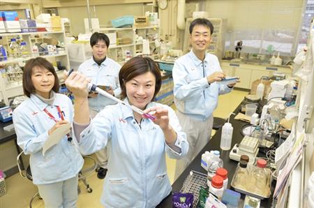 田中智子さん（中央）と江崎グリコ健康科学研究所のスタッフ